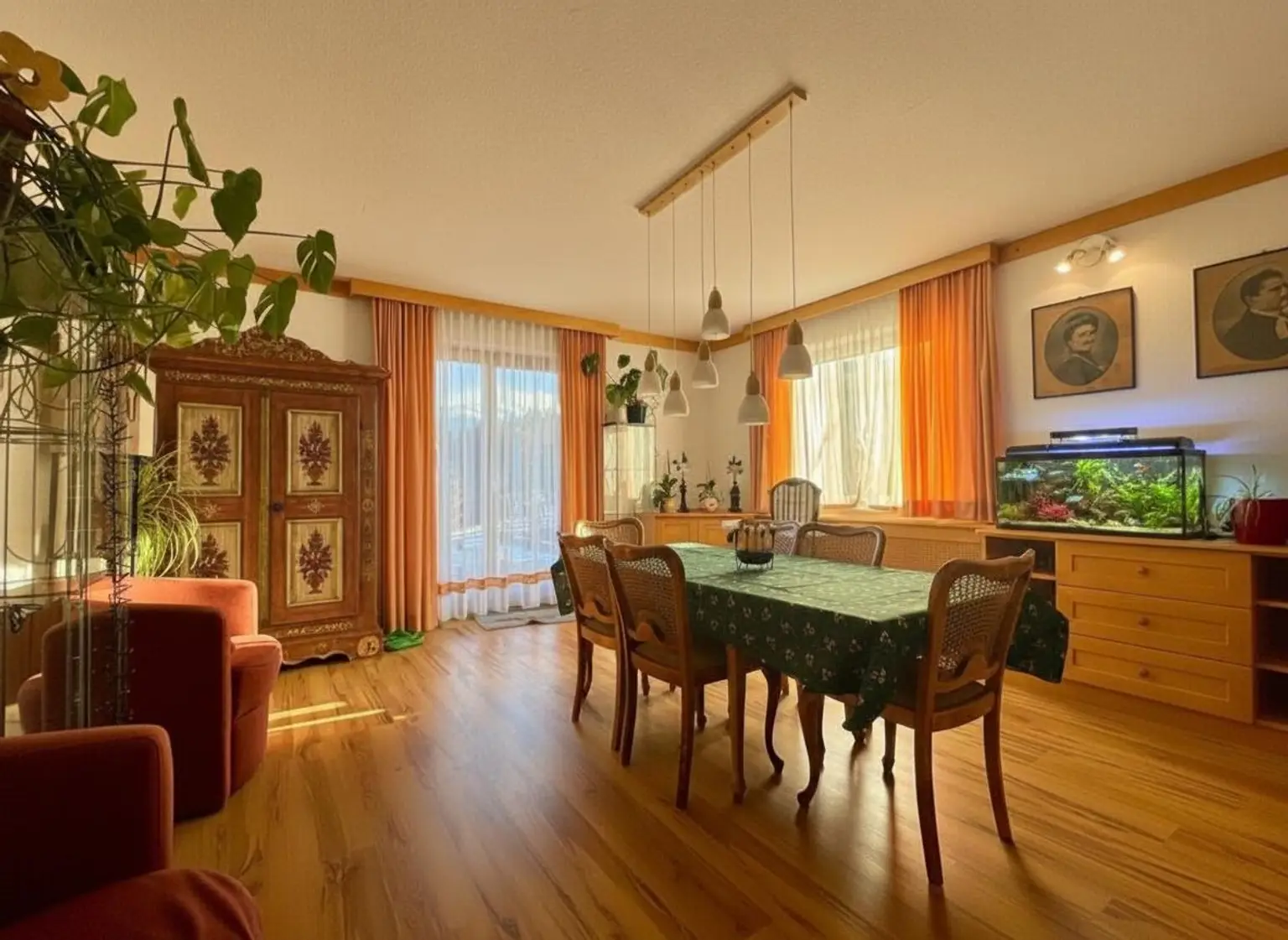 Esszimmer mit Zugang zur Terrasse, 1