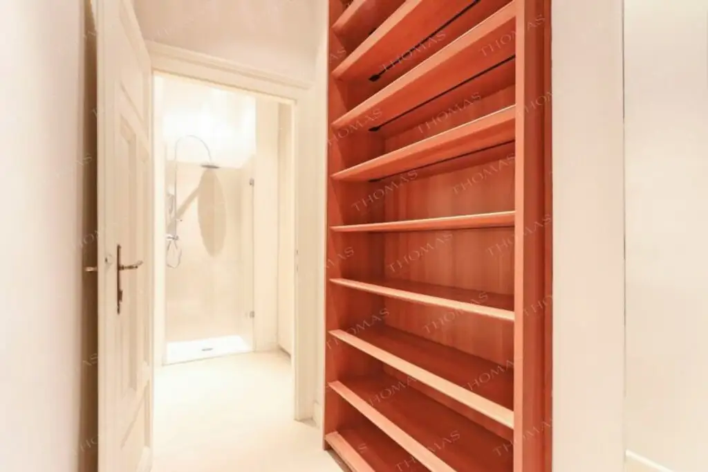 Elegant & zentral – Exklusiv möblierte Altbauwohnung im Servitenviertel