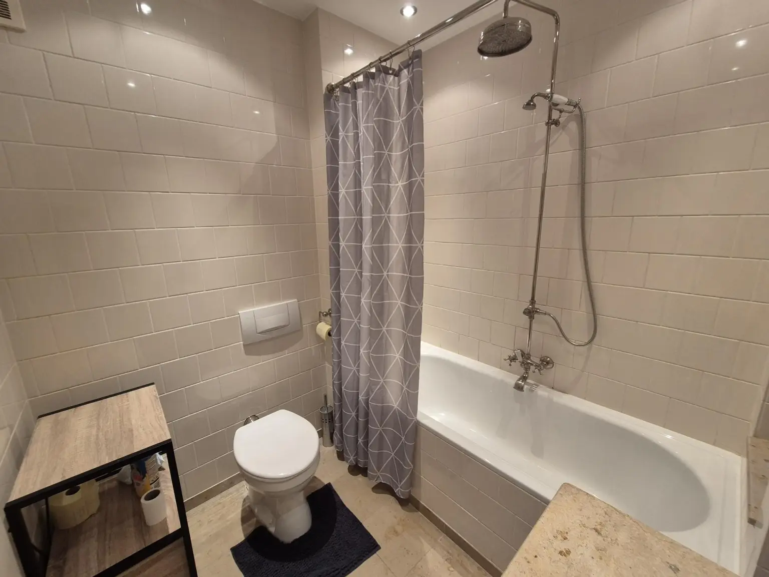 Außergewöhnliche 2,5 Zimmer Wohnung mit Seeblick