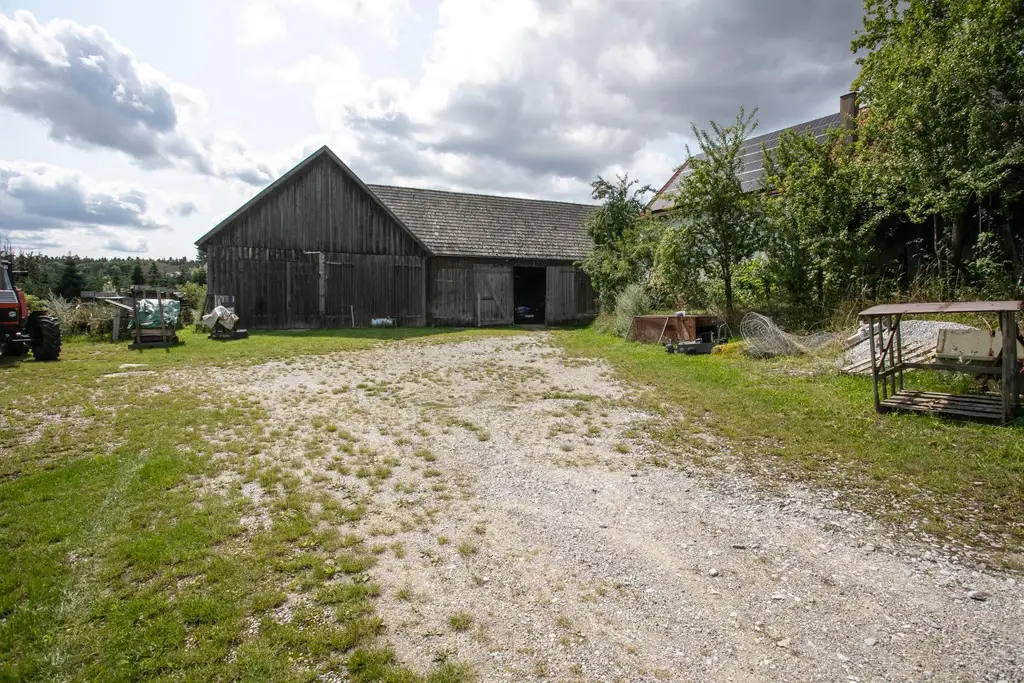 Sanierungsbedürftiger Bauernhof mit Hobby-Autowerkstatt in idyllischer Lage