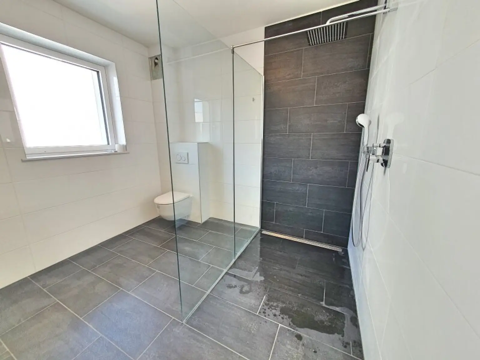 MODERNE DOPPELHAUSHÄLFTE IM NORDEN VON WIEN NÄHE U1 LEOPOLDAU.