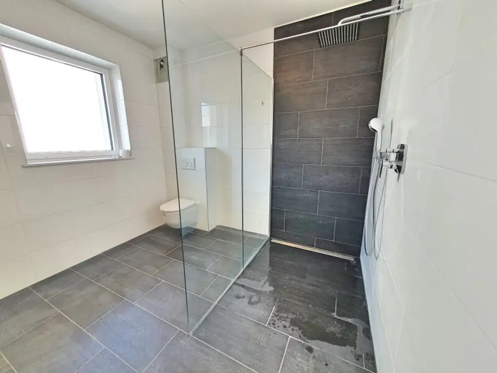 MODERNE DOPPELHAUSHÄLFTE IM NORDEN VON WIEN NÄHE U1 LEOPOLDAU.