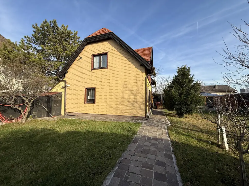 Renovierungsbedürftiges Einfamilienhaus mit idyllischem Garten in Sackgasse