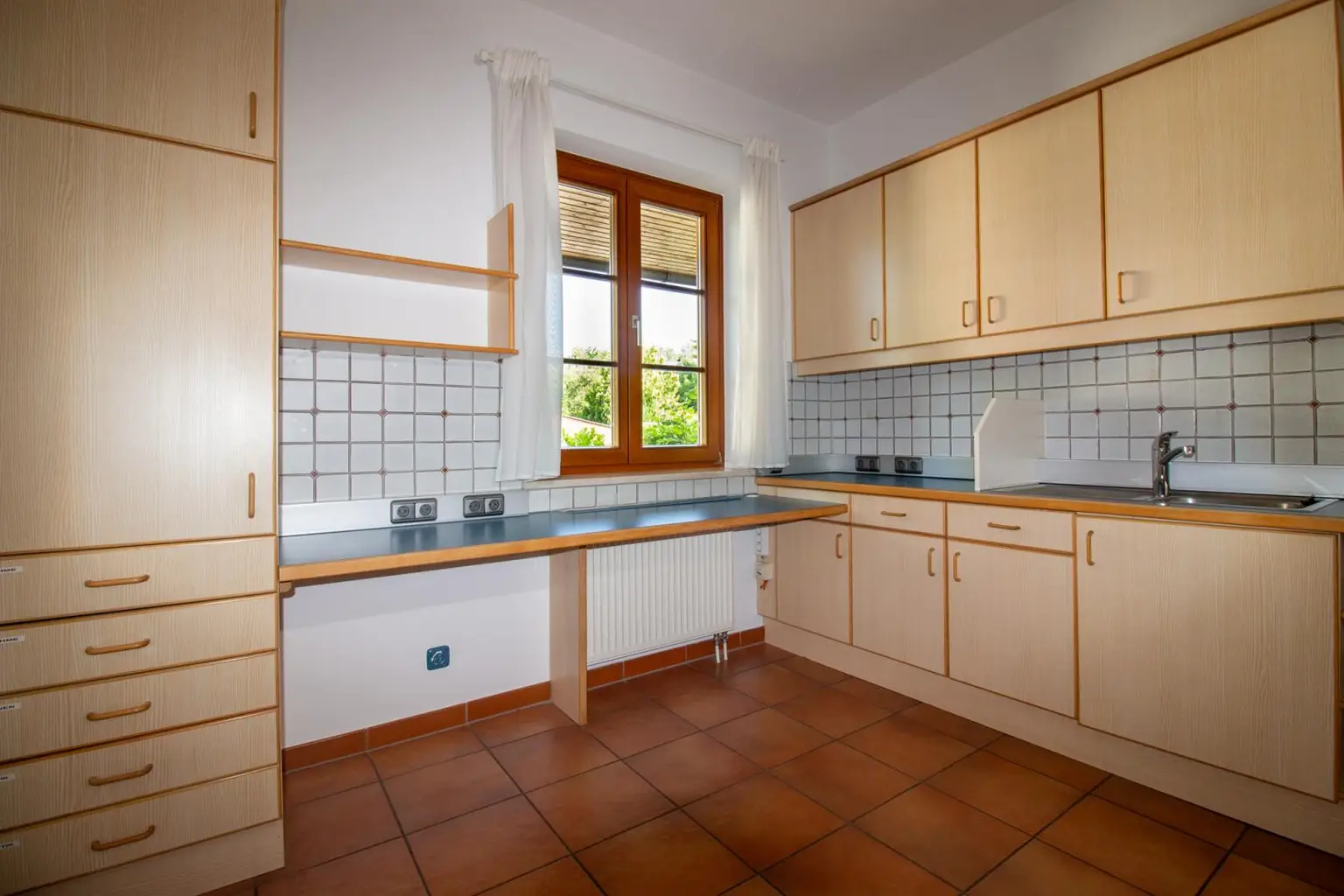 Einfamilienhaus mit Pool, Garten & Aussicht – Praxis & Mietpotential