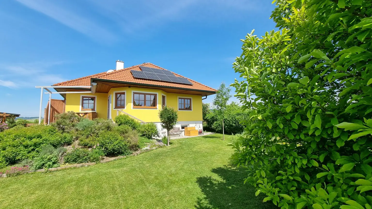 Charmanter Bungalow mit großem Garten, Photovoltaik & Teichanlage