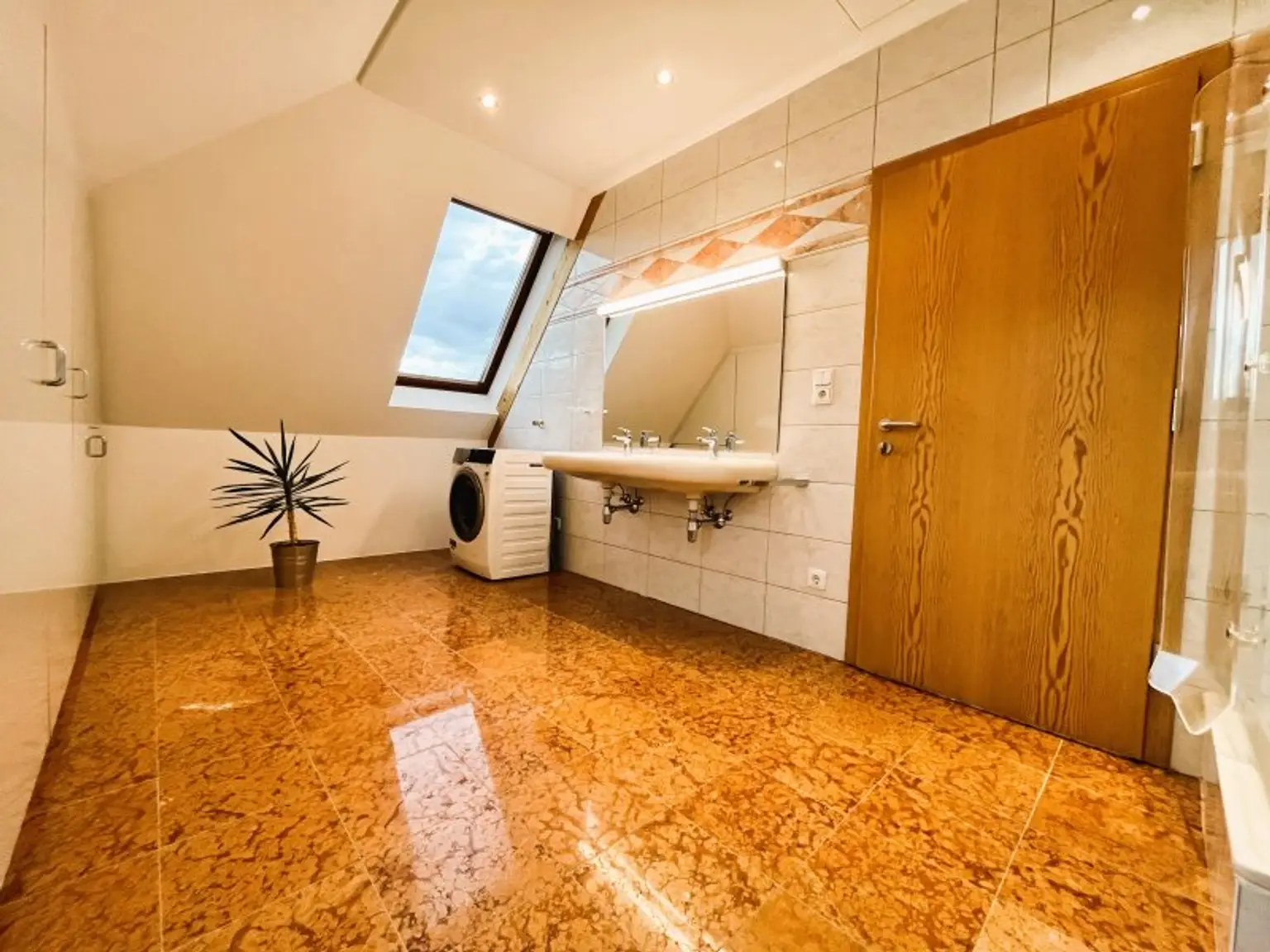 Badezimmer mit ca. 16m²