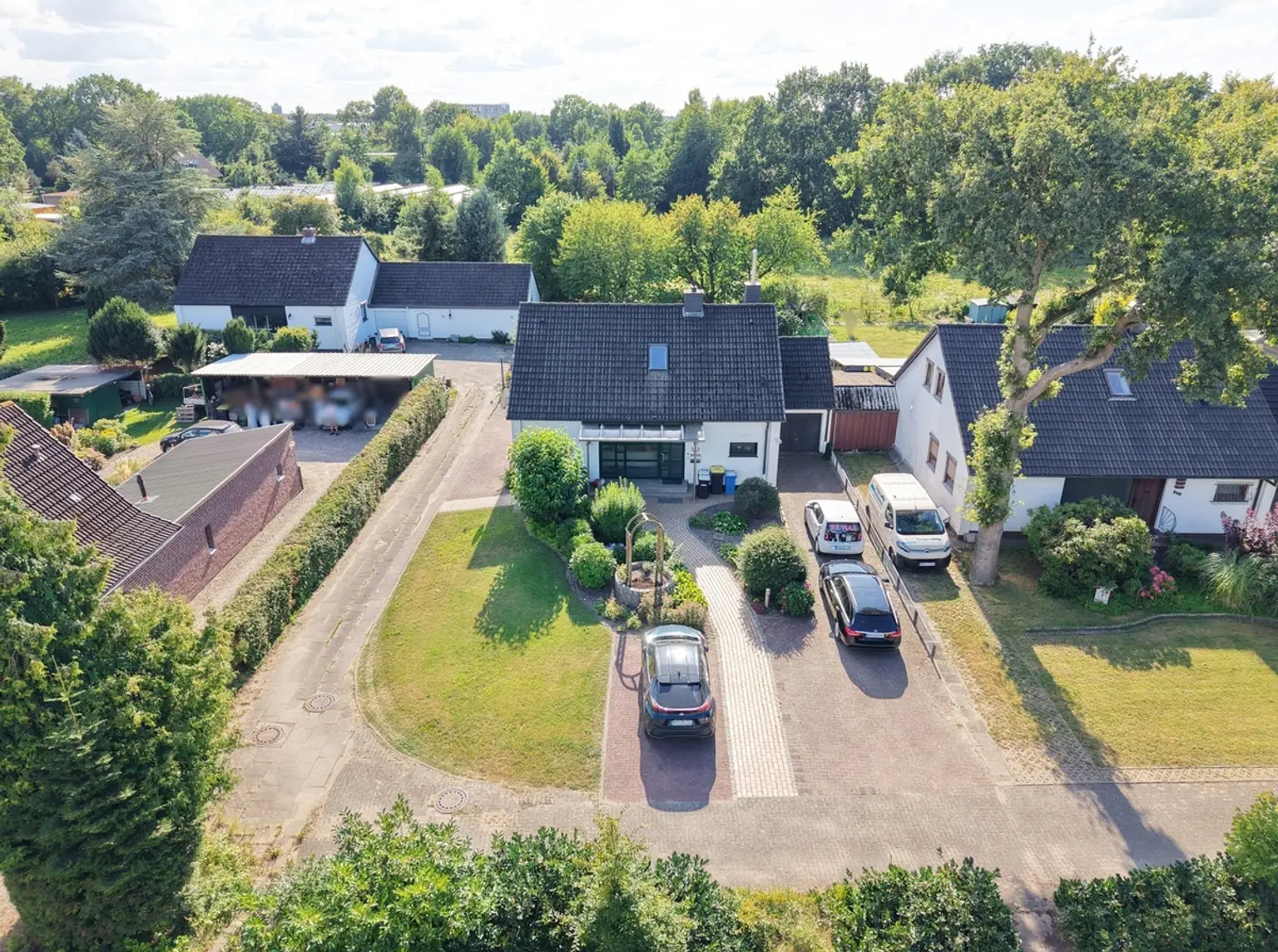 Drohnenaufnahme von der Straße