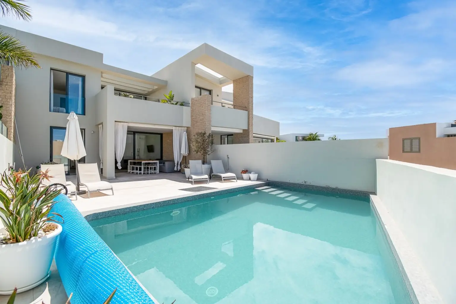 Casa de diseño moderno con piscina privada cerca del campo de golf de Costa Adeje