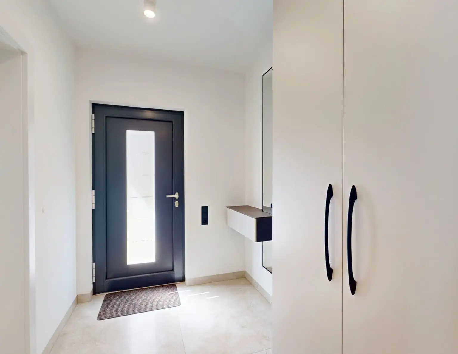 Stilvolle Doppelhaushälfte mit Pool, Designküche und Wohlfühlambiente