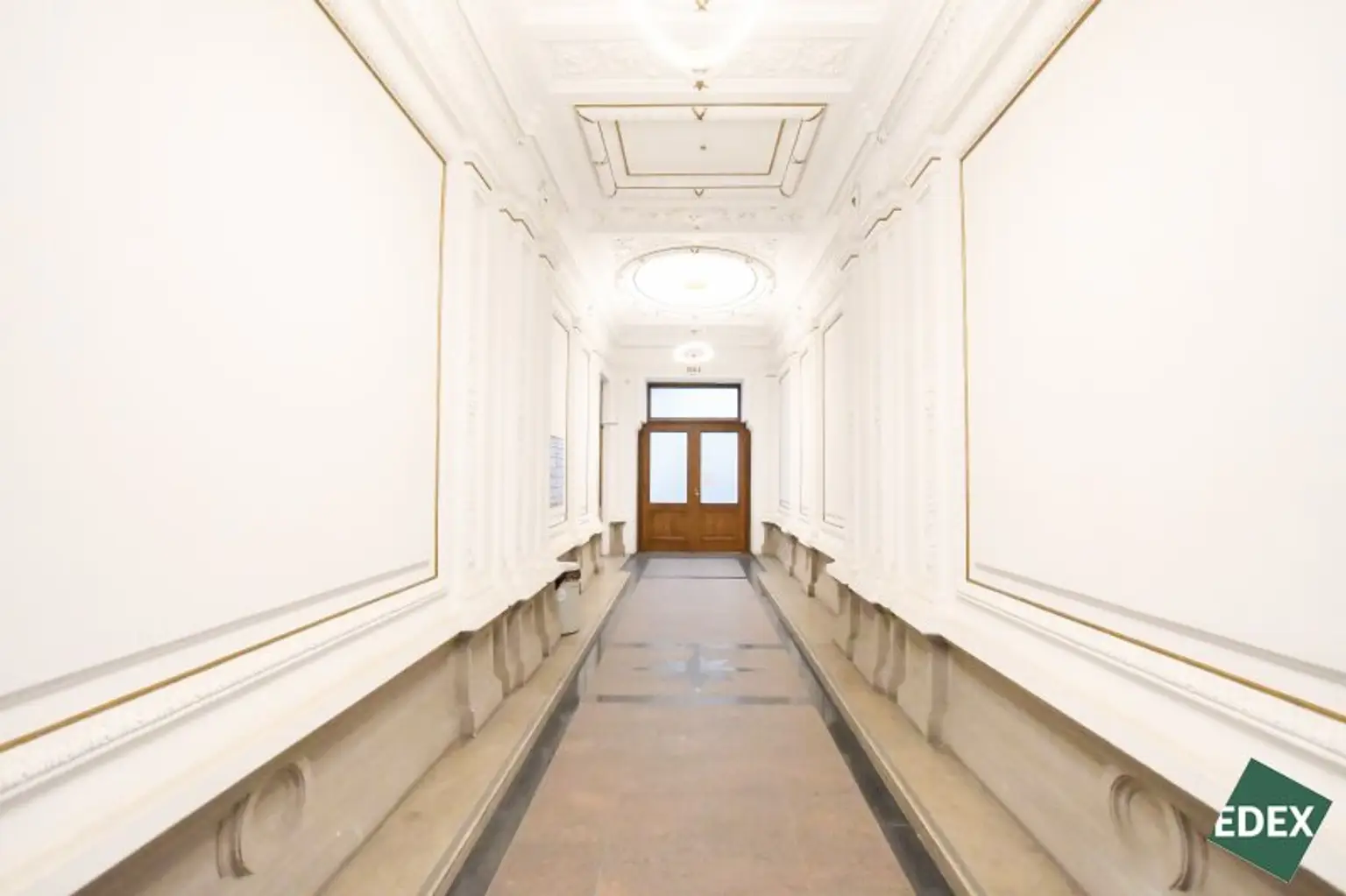 Modernes Altbau-Büro mit Parkblick