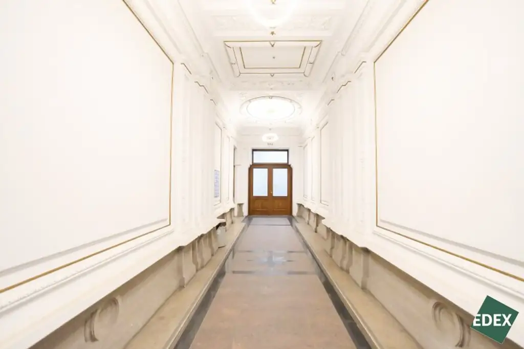 Modernes Altbau-Büro mit Parkblick