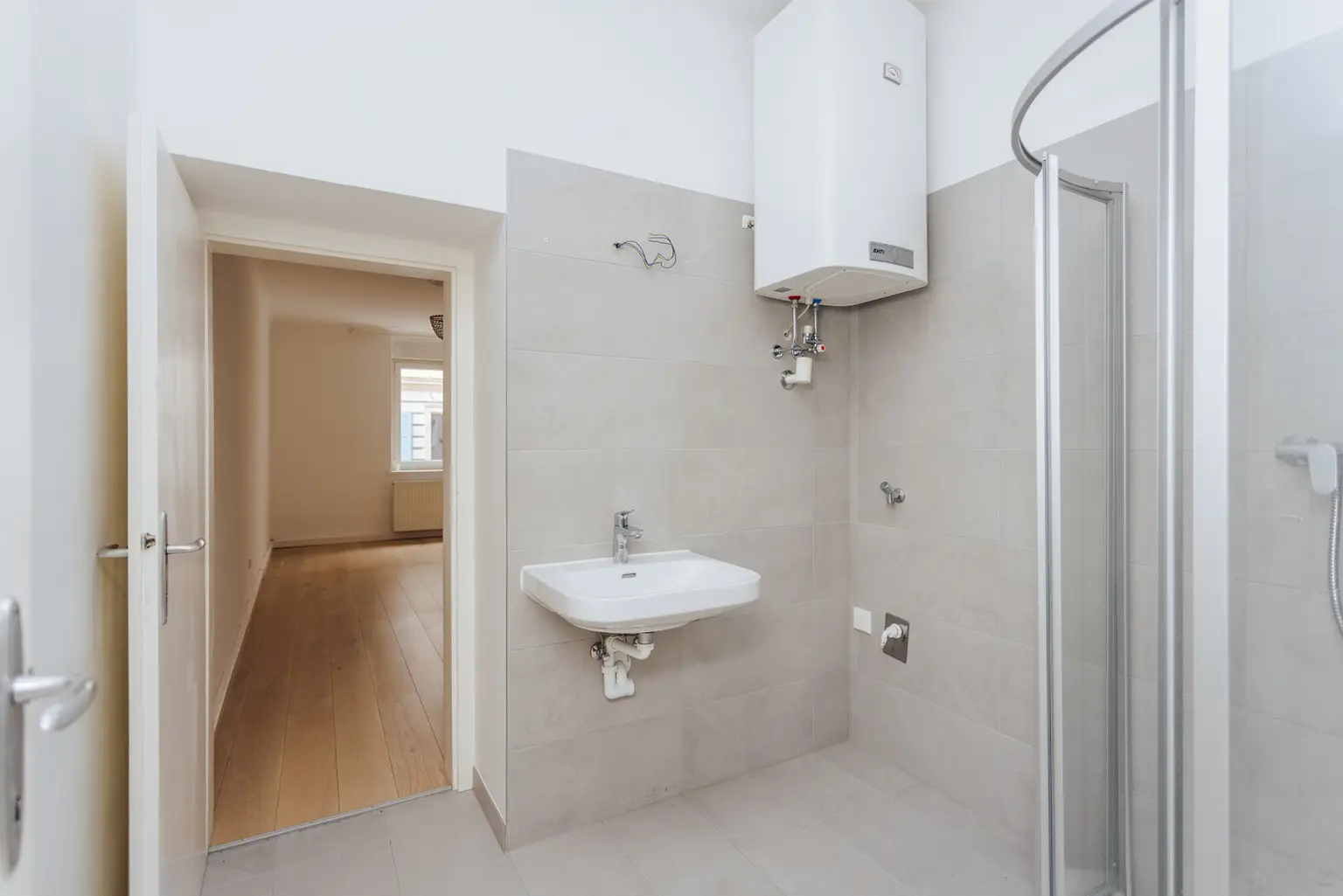 Badezimmer mit Dusche und WMA