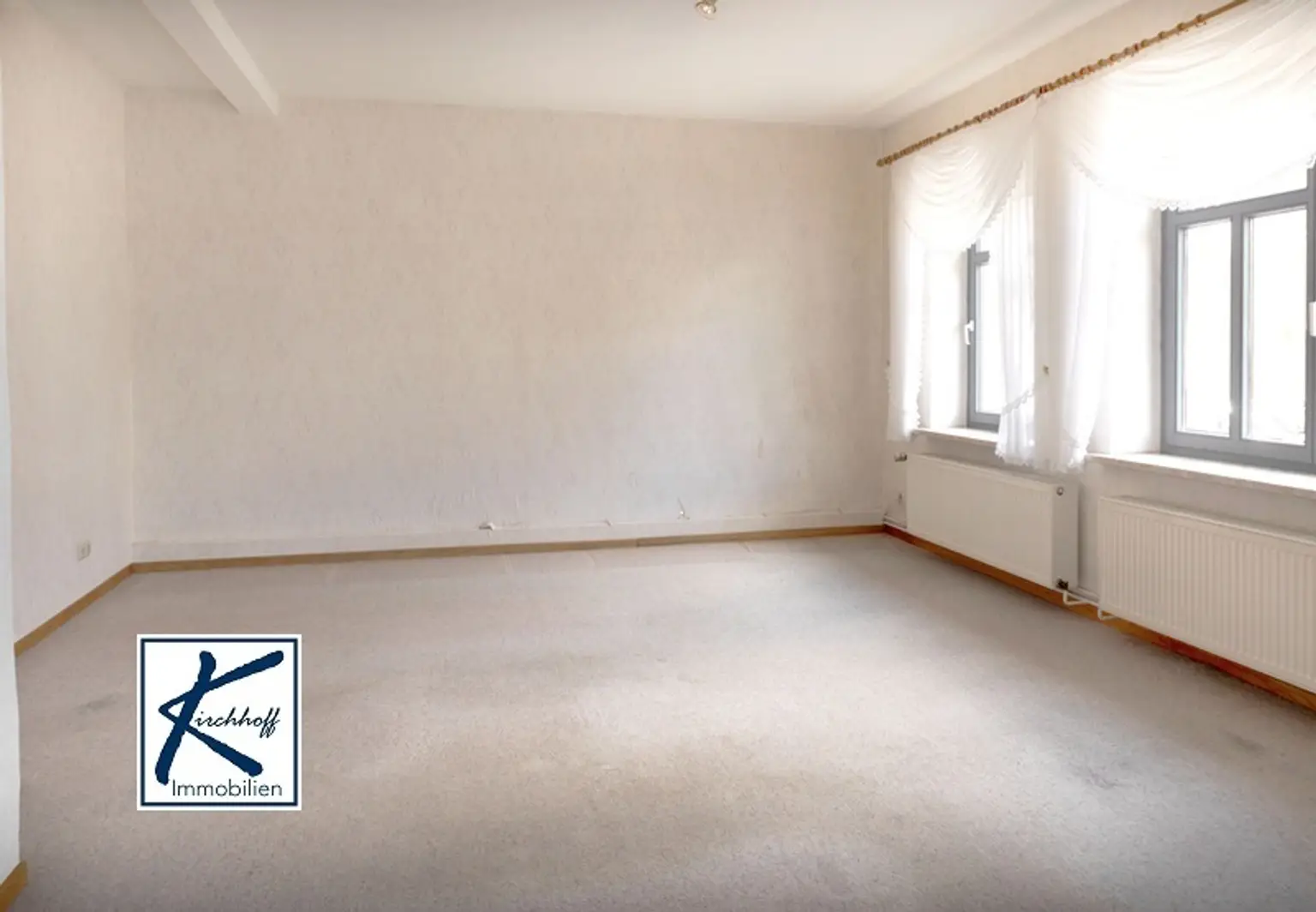großzügiges Wohnzimmer EG