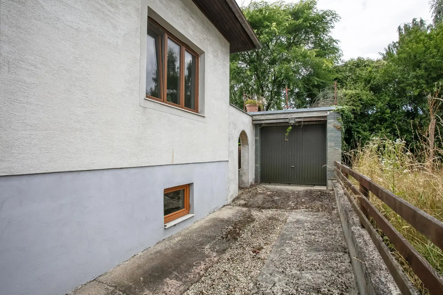 Nordseite mit Garage