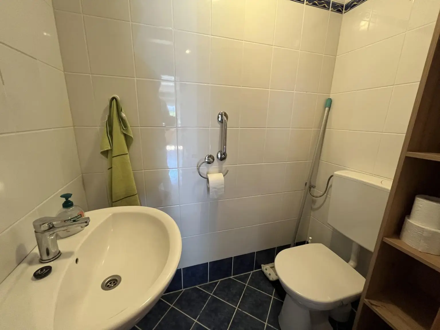 separates WC