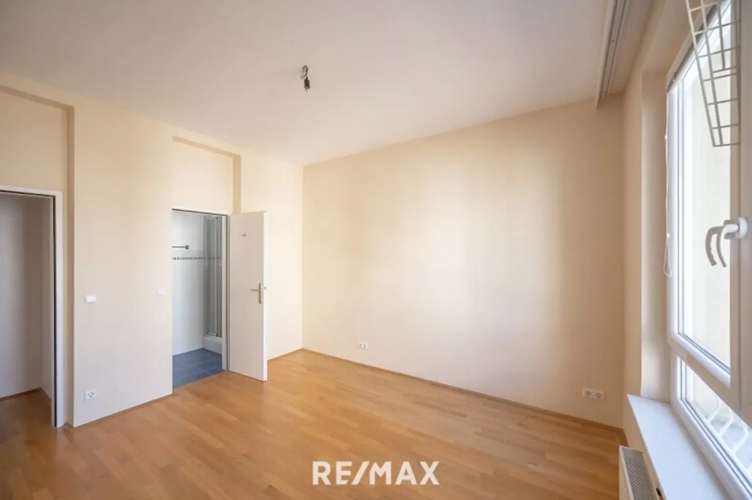 Schlafzimmer mit Duschbad