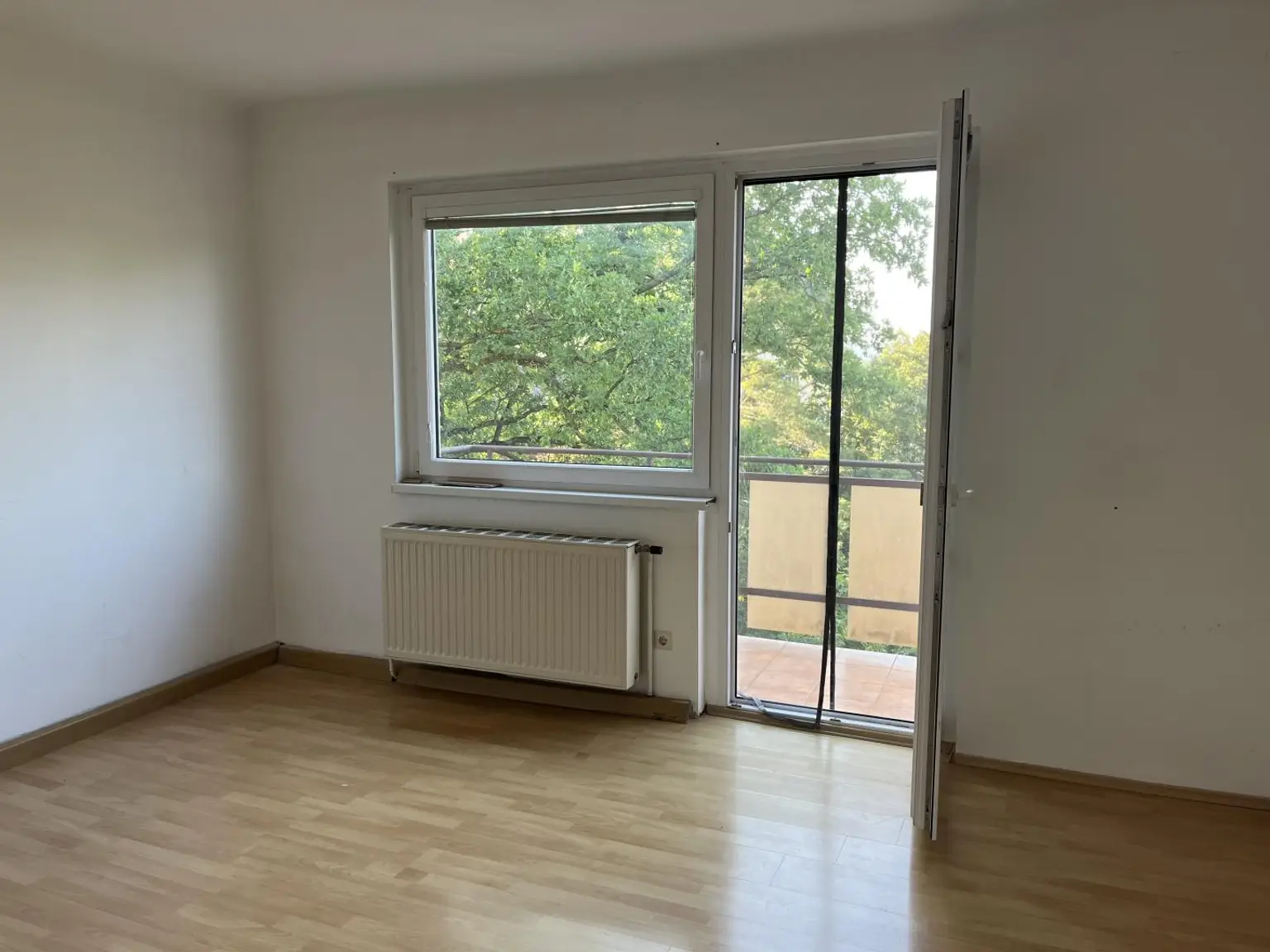Zimmer mit Ausgang Balkon
