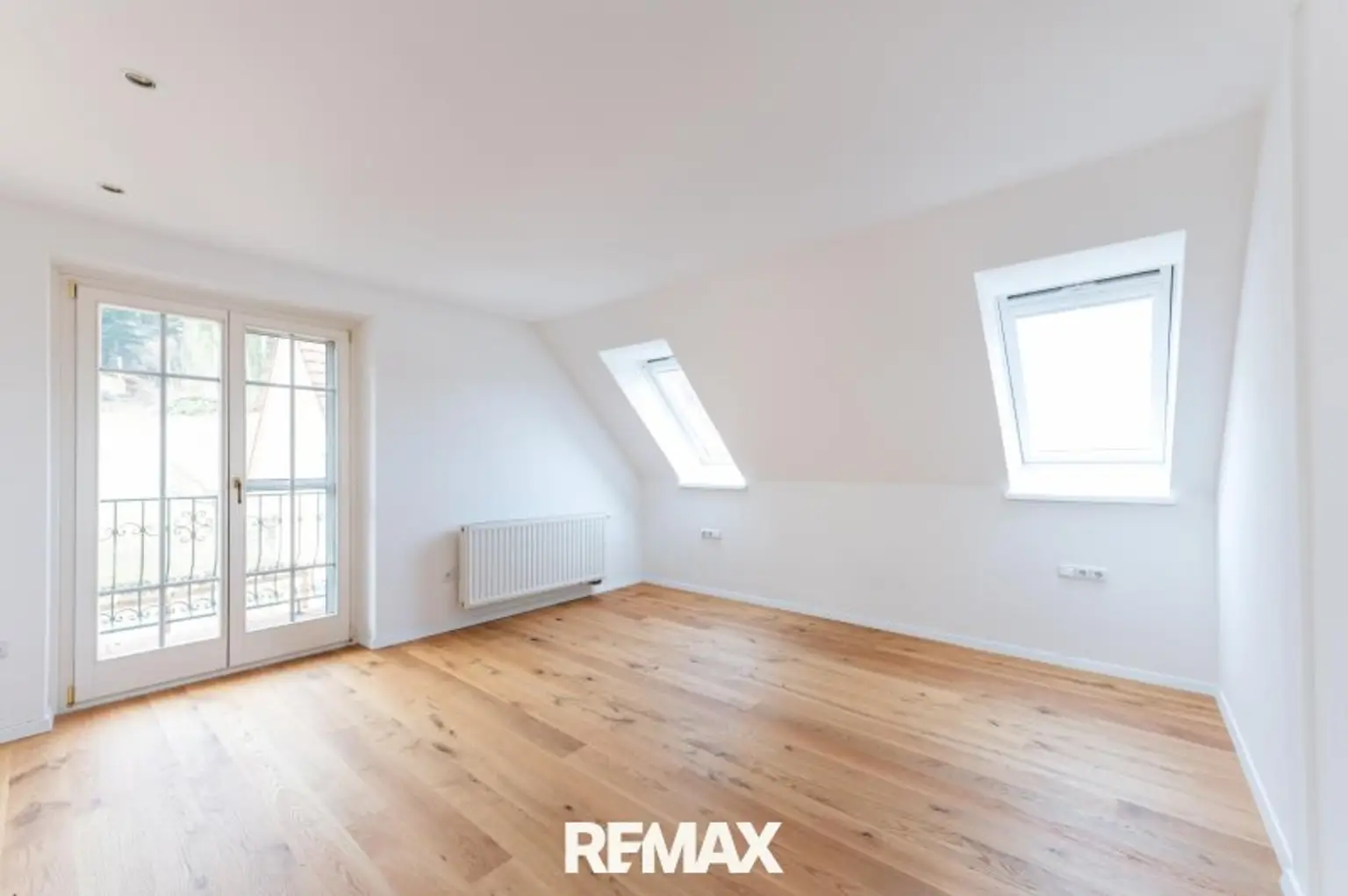 Schlafzimmer mit angeschlossenem Bad und Ankleide