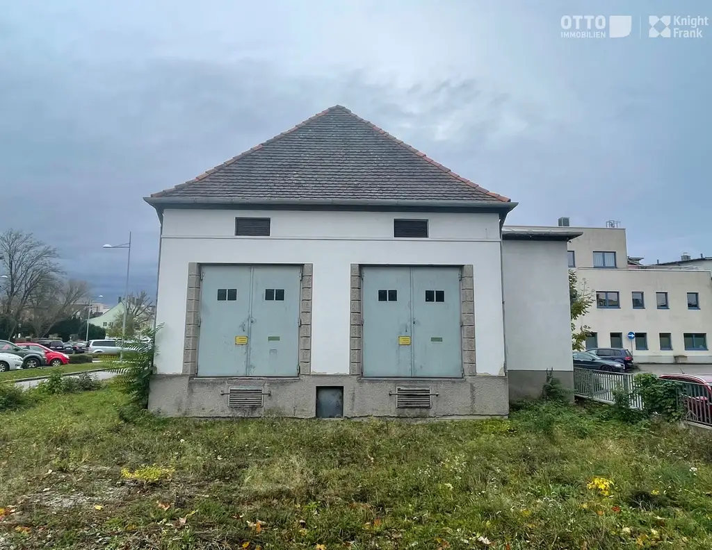 Urbanes Grundstück mit altem Trafohäuschen