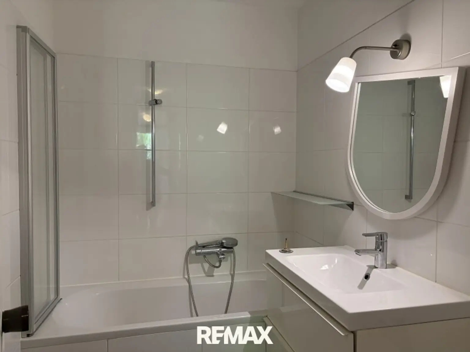 Badezimmer mit Wanne & WM-Anschluss