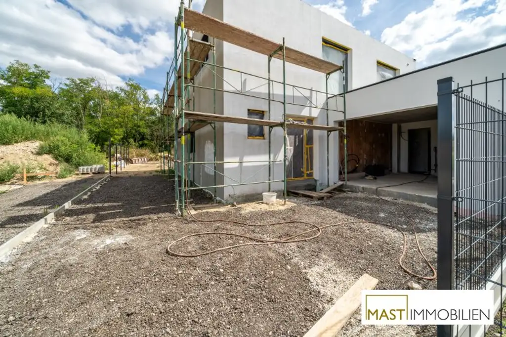 ERSTBEZUG - Modernes Einfamilienhaus mit 148 m² Wohnfläche, Balkon, Terrasse & 2 PKW-Stellplätzen in Strasshof – belagsfertig!