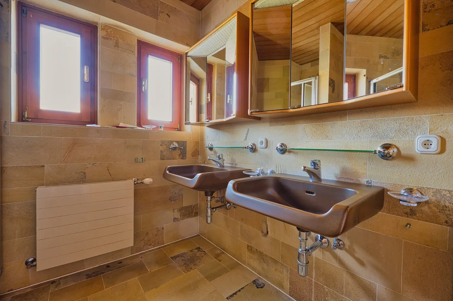 Exklusivität und Privatsphäre pur auf 2.610 m2 Grundfläche! Von der Terrasse in den Schwimmteich.