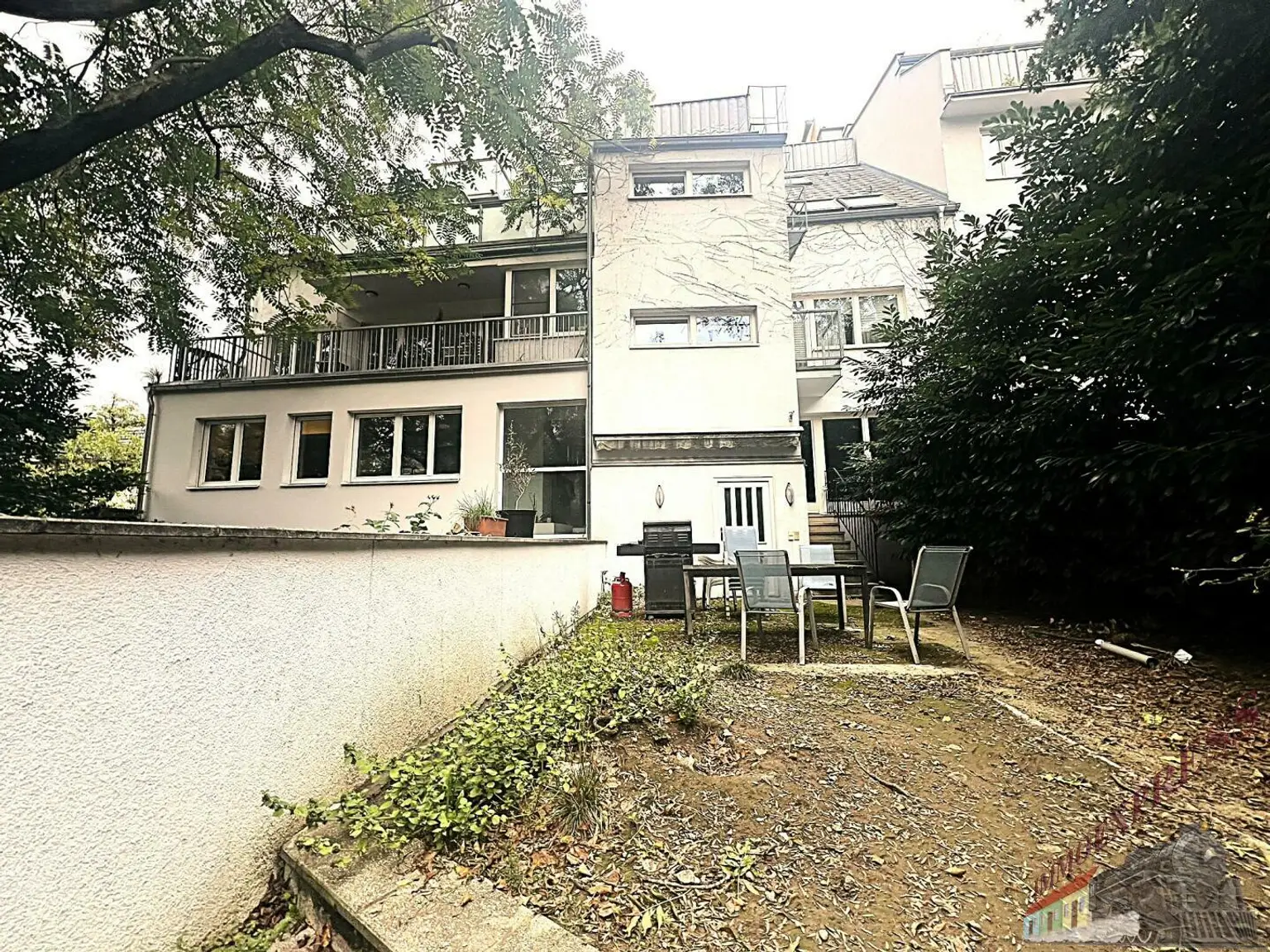 Wohnungs- Paket in Bestlage! 4 Wohnungen stilvoll renoviert inklusive Garten, Garage, Swimmingpool und Sauna!
