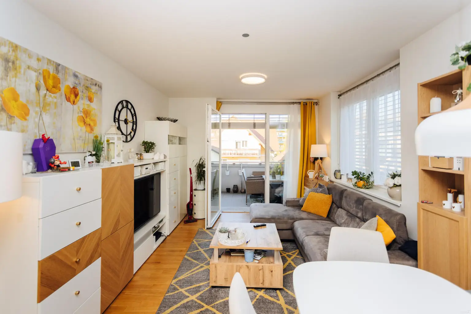 Moderne 2-Zimmer-Eigentumswohnung mit großem Balkon + Parkplatz + riesigem Kellerabteil