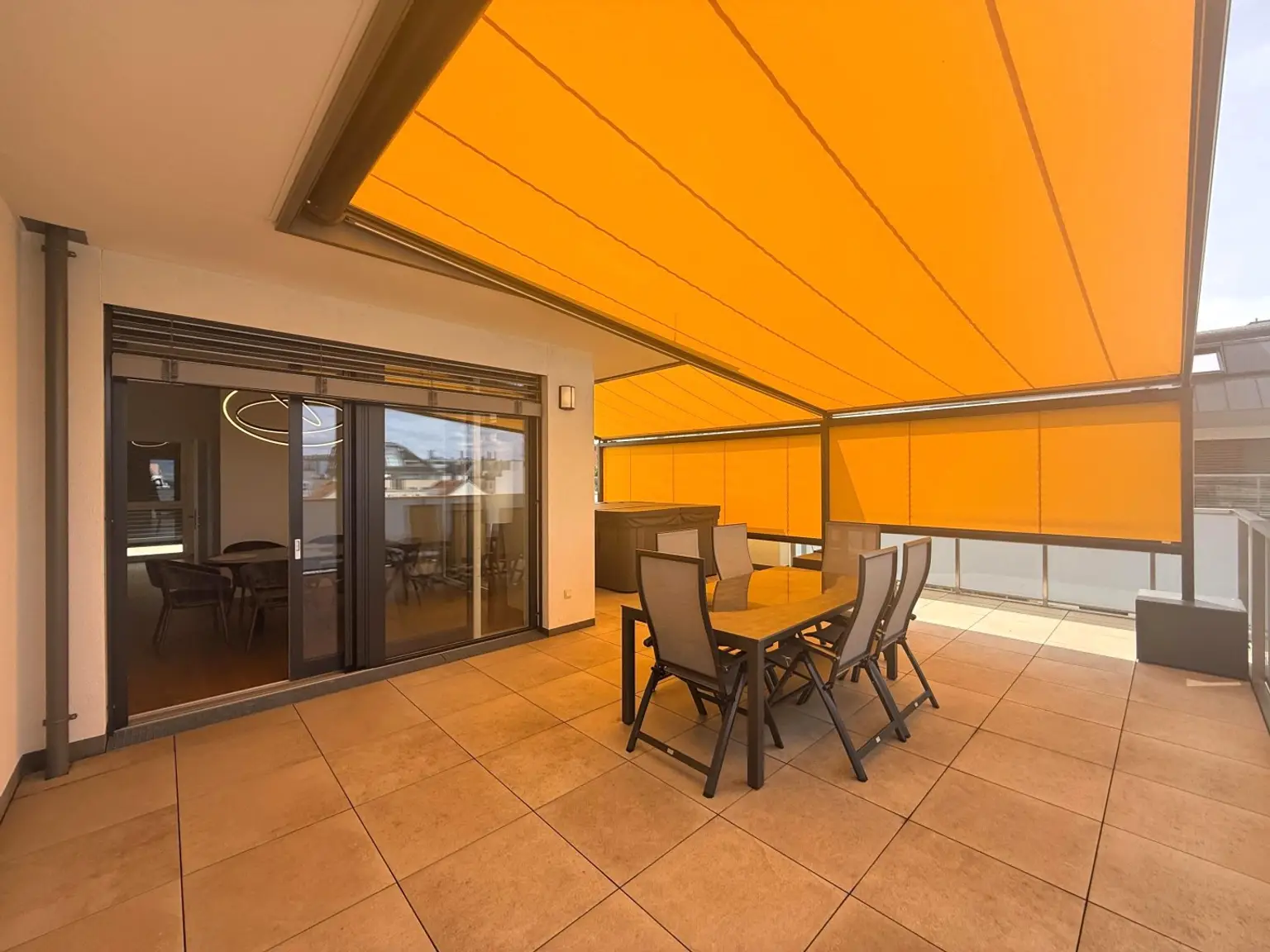 Luxus Penthouse mit Outdoor-Jacuzzi wird komplett möbliert vermietet // Luxury penthouse with outdoor Jacuzzi available for rent, fully furnished //