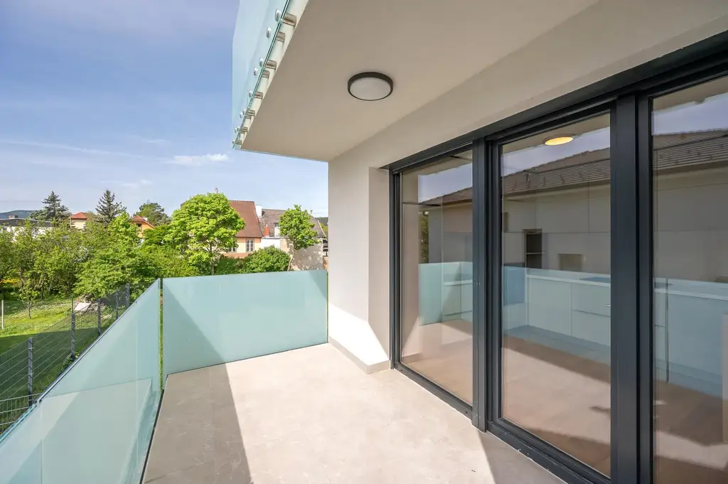 "Erstbezug mit hochwertiger Küche und großem Balkon bei Baden"
