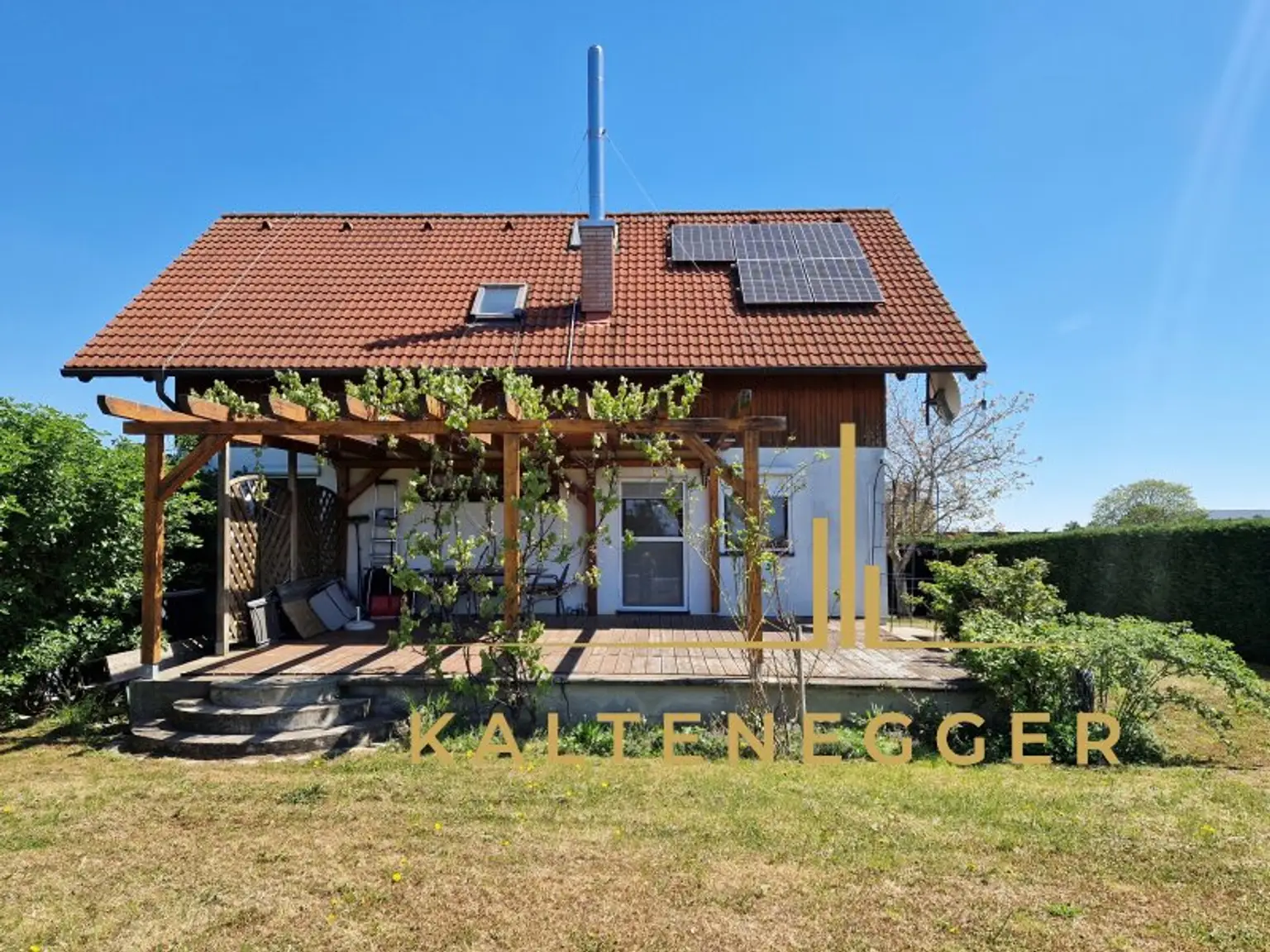 Haus Außenansicht von der Gartenseite her