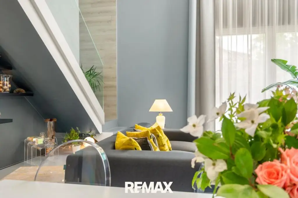 Beeindruckende Designer-Villa mit Pool und Poolhaus zum Soforteinzug!