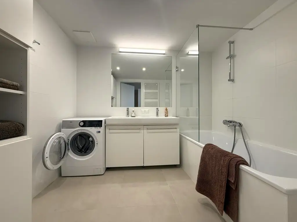 Exklusiv und komplett möblierte 3-Zimmer-Terrassenwohnung für gehob. Ansprüche // Excl. and fully furnished 3-room terr. apt for discerning tastes //