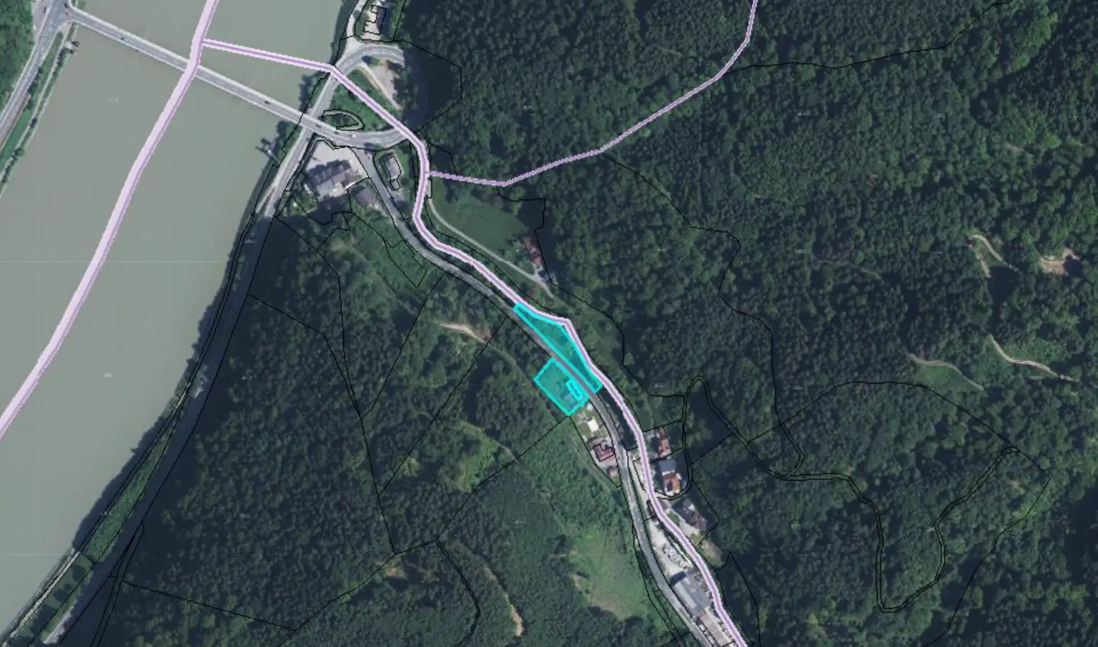 Wohnhaus mit SANIERUNGSBEDARF