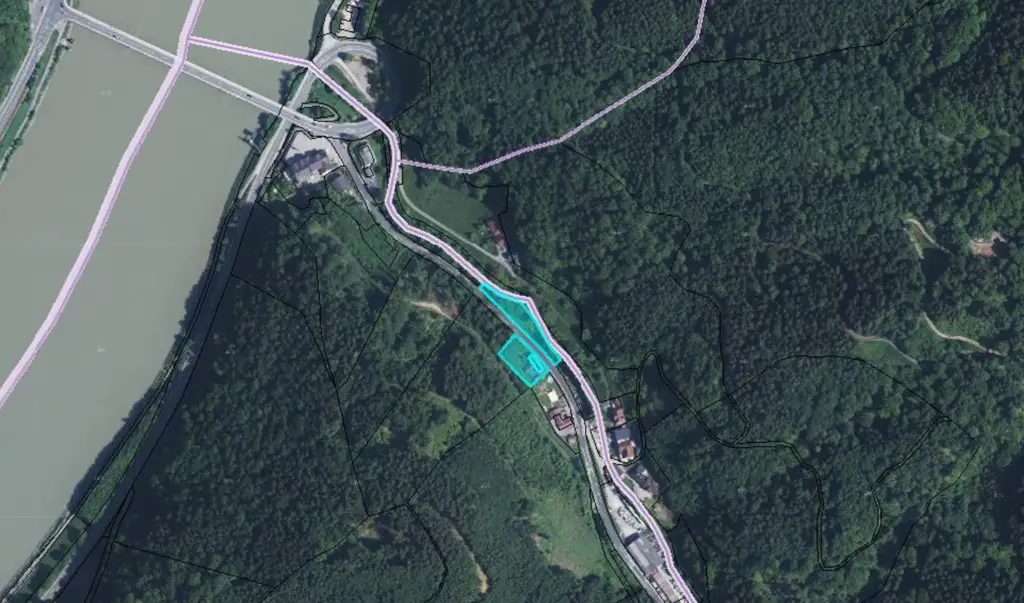 Wohnhaus mit SANIERUNGSBEDARF