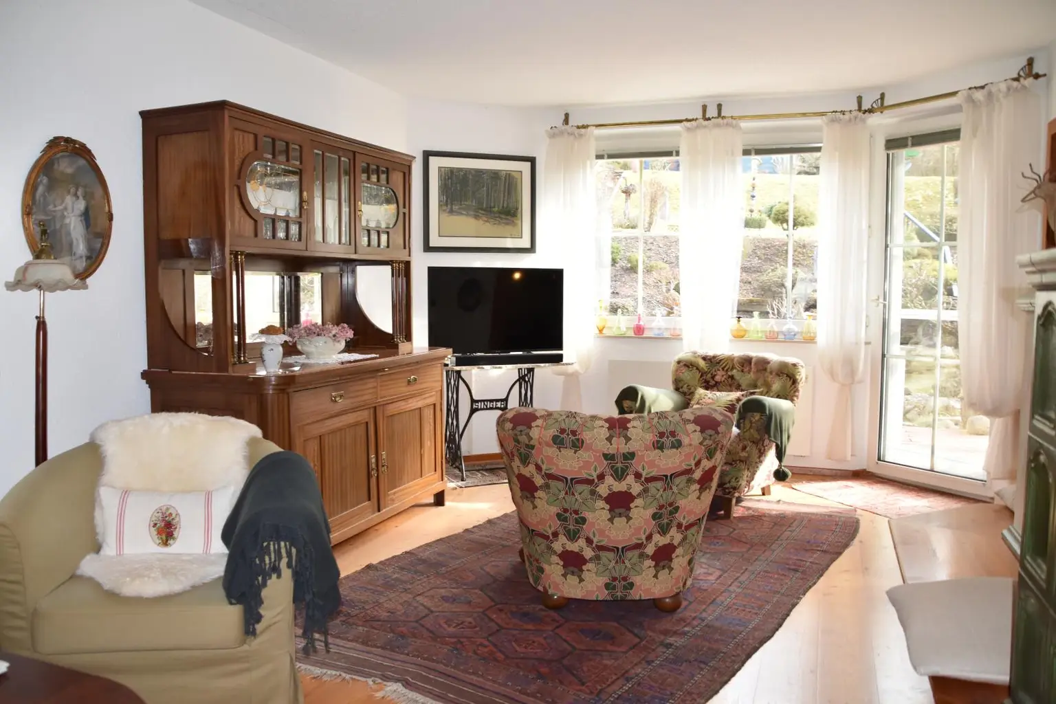 Wohnzimmer mit Ausgang zur Terrasse