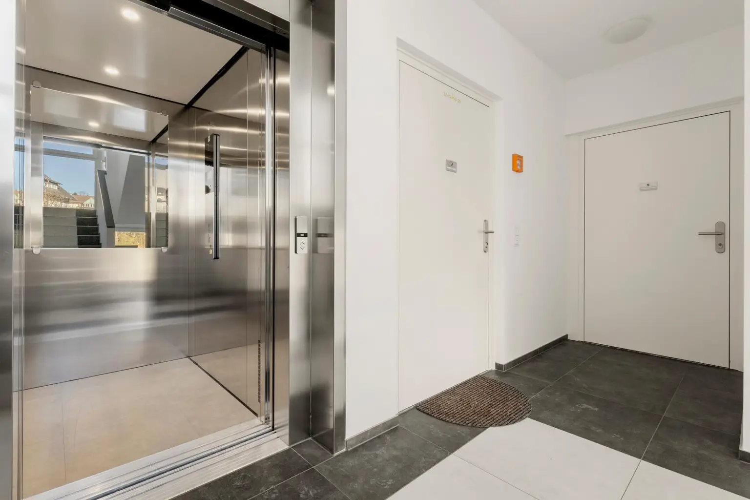 Stiegenhaus mit Lift