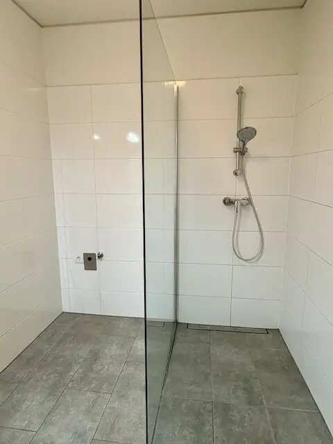 Dusche und Waschmaschinen-Anschluss