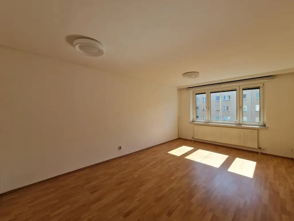 "Helle 3-Zimmerwohnung in zentraler Ruhelage - gute Verkehrsanbindung - WG geeignet"