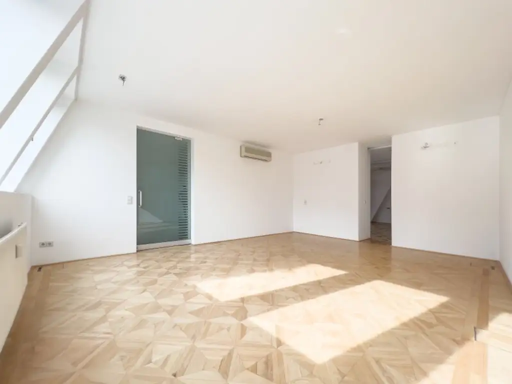 Mitgestalten statt Kompromisse: Sanierte Dachgeschosswohnung in Top-Lage