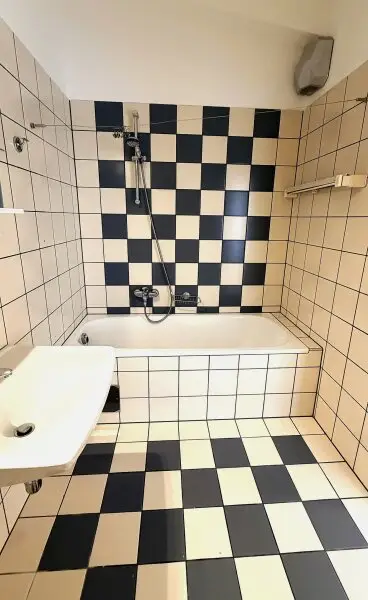 Wannenbad mit Waschmaschinen-Anschluss