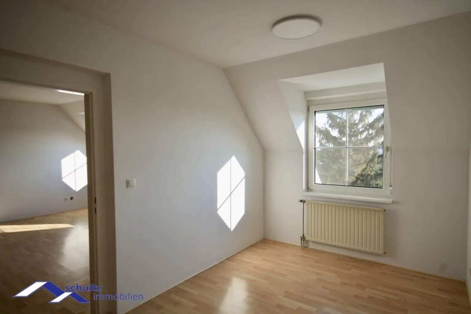 Attraktive 3-Zimmer-Dachgeschosswohnung im Zentrum von Guntramsdorf zu mieten! Überdachter Parkplatz inklusive!