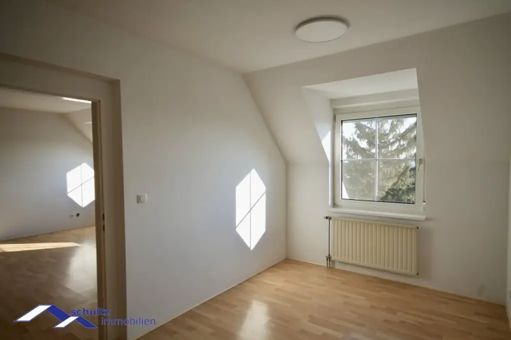 Attraktive 3-Zimmer-Dachgeschosswohnung im Zentrum von Guntramsdorf zu mieten! Überdachter Parkplatz inklusive!