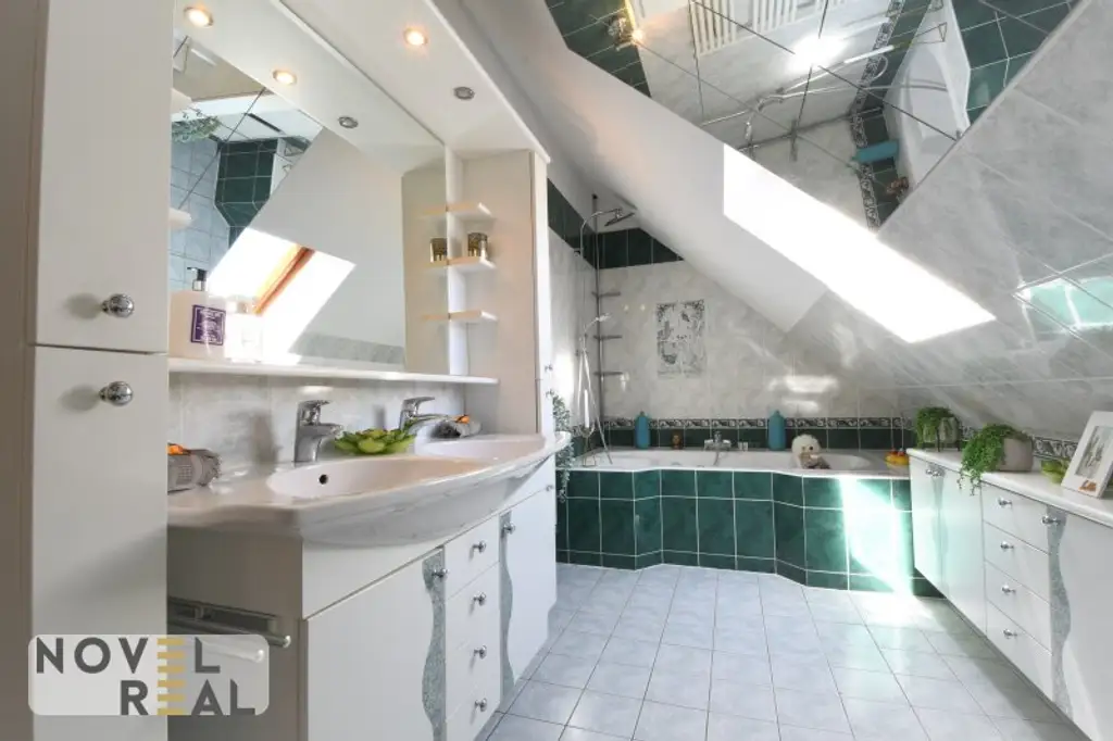 Sanierter Jugendstilaltbau mit Nebengebäude auf großem Grundstück mit Swimmingpool im Bezirk BADEN