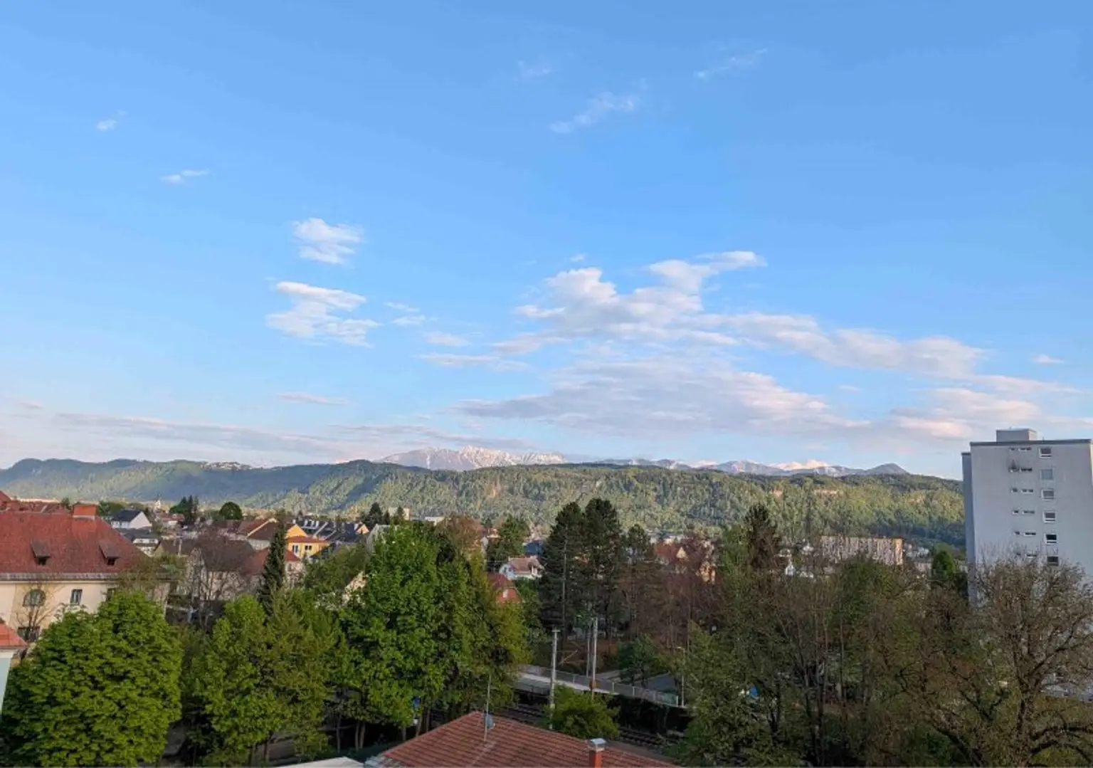 Kernsanierte und schöne 2 Zi Wohnung im 5. und letzten OG mit Garage in Klagenfurt - Karl-Landsteiner-Gasse