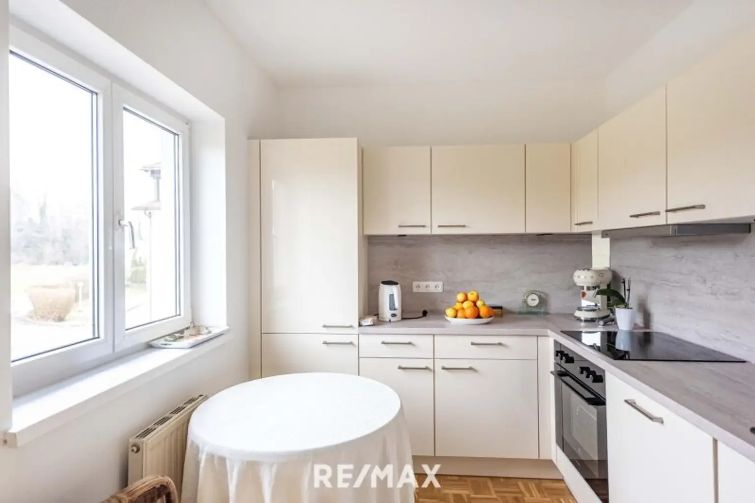 neuwertige möblierte Küche