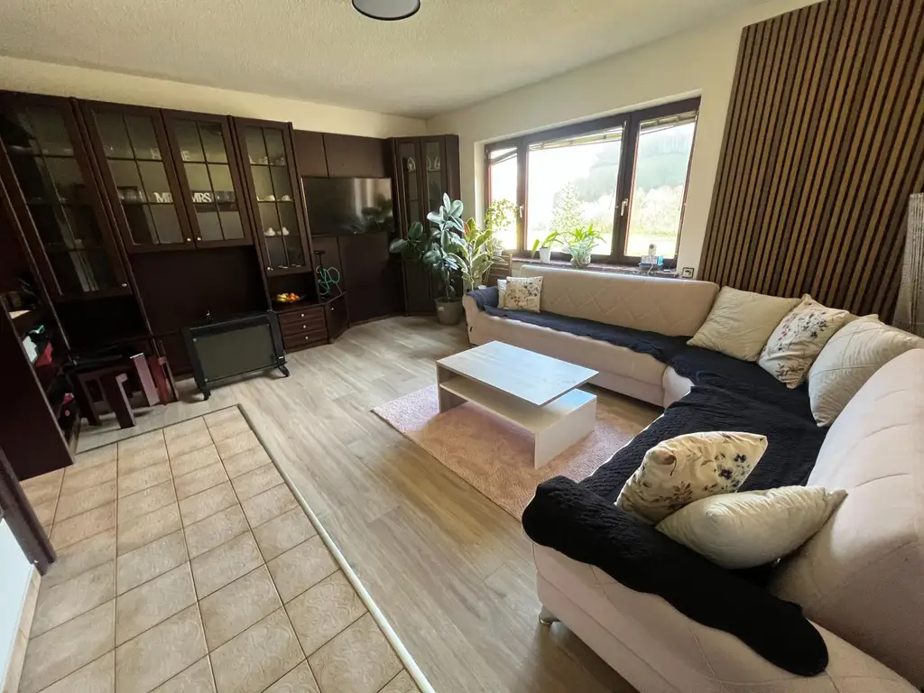 Familienfreundliches Ein- oder Zweifamilienwohnhaus mit 2 Wohneinheiten!