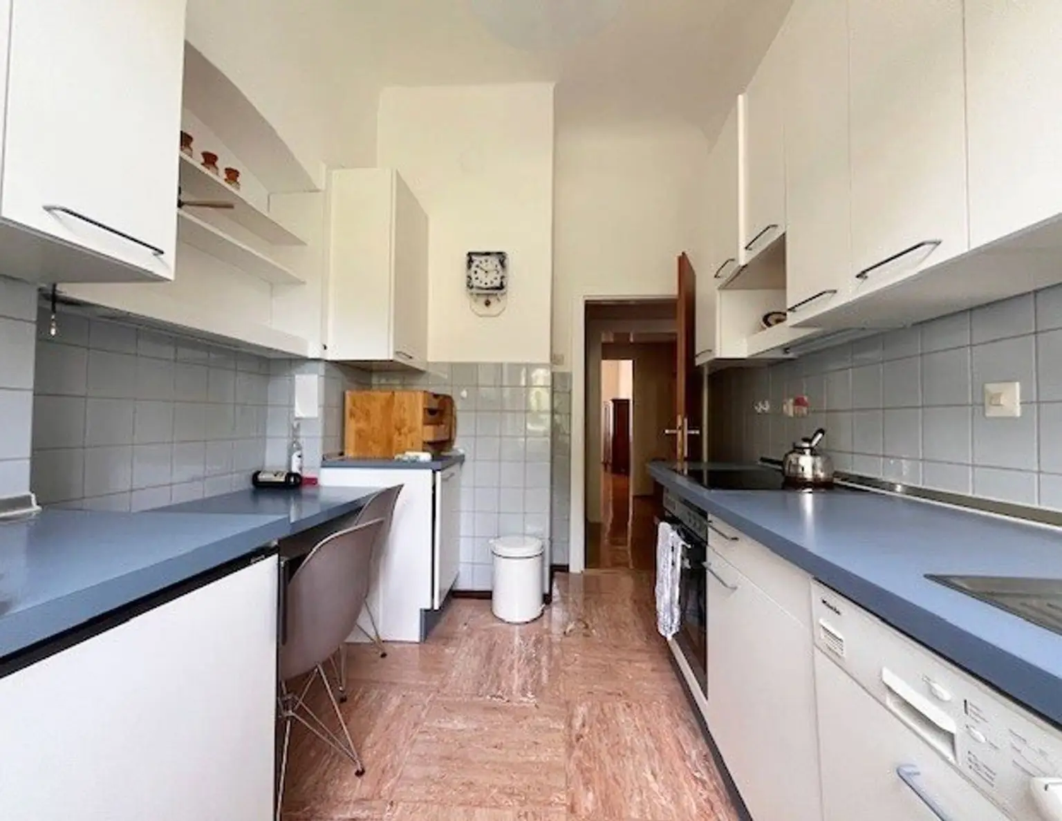 GEIDORF: HELLE 2 ZIMMER ALTBAUWOHNUNG MIT SCHLOSSBERGBLICK IN UNI-NÄHE