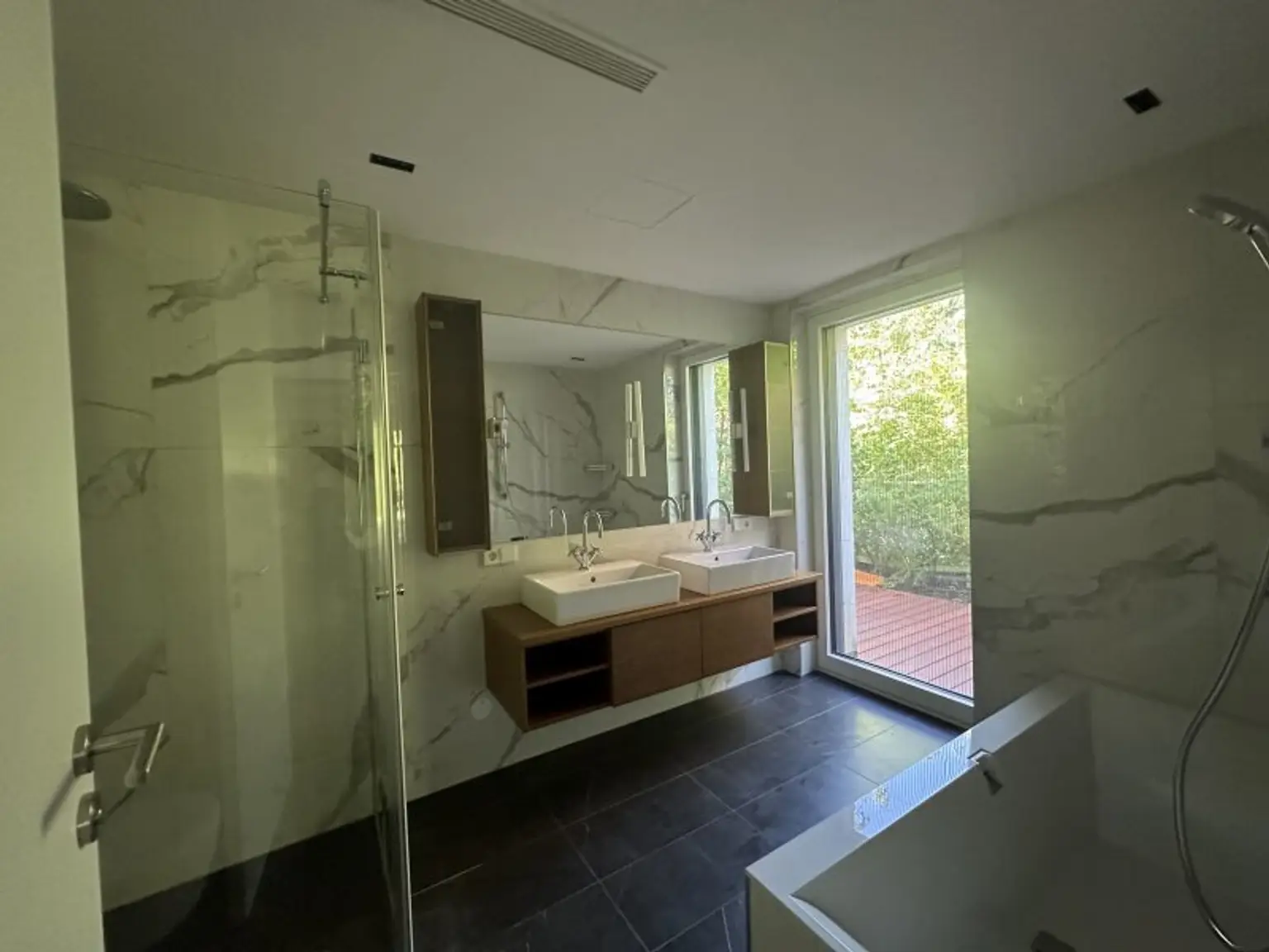 LUXUS GARTENWOHNUNG mit 300 m² Privatgarten im 1190 Wien + Pool und Gym