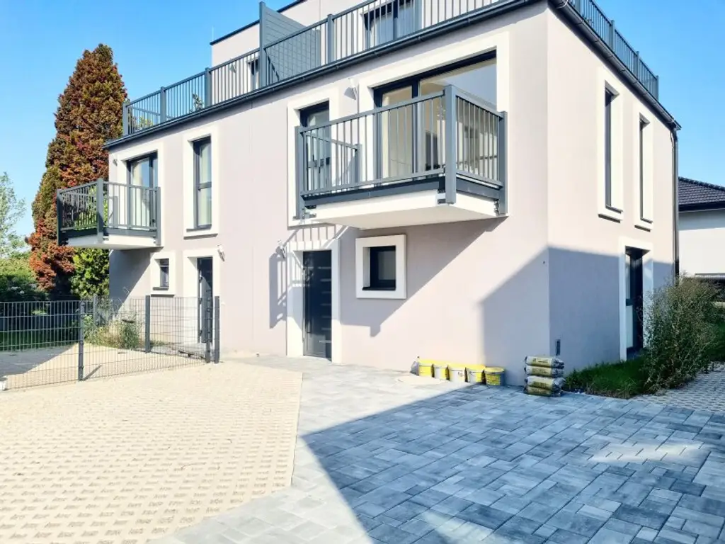 Modern und komfortabel: Erstbezug mit Terrasse, Garten, zwei Balkonen, drei Badezimmern, Dachterrasse und eigenem PKW-Stellplatz.